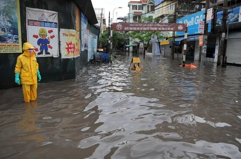 Hà Nội ngập trong cơn mưa lớn nhất từ đầu năm ảnh 10
