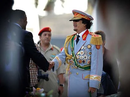 Thời trang "quái" của ông Gaddafi ảnh 5