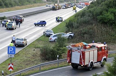 Hiện trường vụ đâm xe hơi. Ảnh: The Sun.