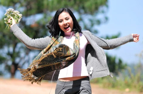 Vân Trang làm dáng giữa... đàn bò ảnh 7