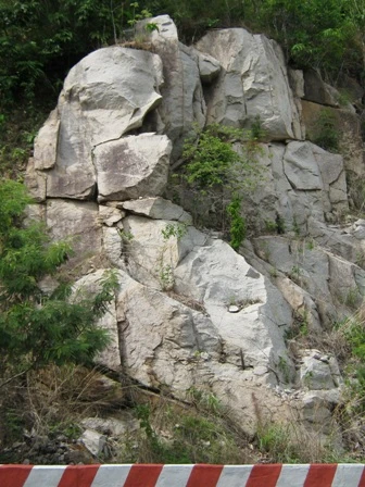 Tạm thông xe lên núi Cấm sau vụ lở đá kinh hoàng ảnh 2