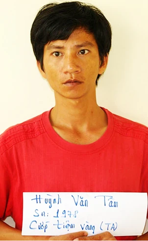 Truy lùng hai tên cướp tiệm vàng ảnh 1