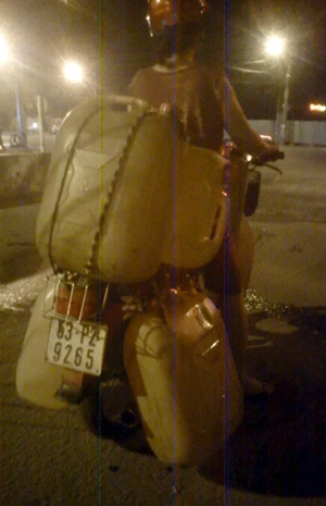 “Rút ruột” xăng máy bay ảnh 2