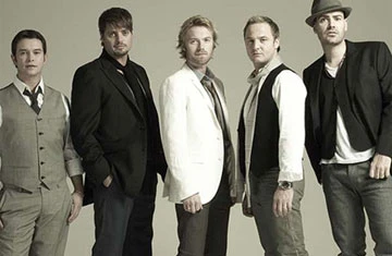 Cựu thành viên nhóm nhạc nổi tiếng Boyzone đến Hà Nội ảnh 3