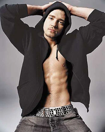 Theo sau "Chàng cướp biển" là ca sĩ Justin Timberlake. Ảnh: Musicfan. Theo sau "Chàng cướp biển" là ca sĩ Justin Timberlake. Ảnh: Musicfan.