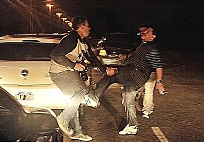 Maradona đá như trời giáng vào "chỗ hiểm" paparazzi ảnh 1