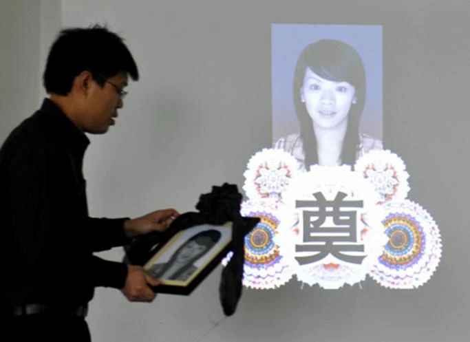 Đám cưới trong đám tang ảnh 3