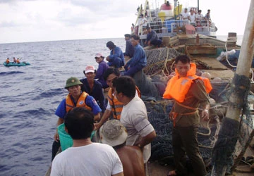 Người cứu tàu ở Trường Sa ảnh 2