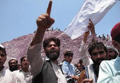 NATO không kích khiến 10 dân thường thiệt mạng ảnh 1