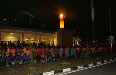 Khai mạc SEA Games 25 nhìn từ... phía "đằng sau" ảnh 10