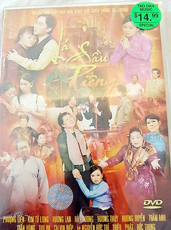 DVD Lá sầu riêng được Trung tâm Thúy Nga phát hành rộng rãi tại hải ngoại trong 2 năm quá. Trong hình là một đĩa DVD được mua ở Mỹ với giá ghi trên bìa đĩa là 14.99 USD. Ảnh: Anh Vân.