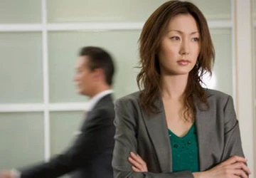 Bi hài chuyện vợ quản chồng cùng cơ quan ảnh 1