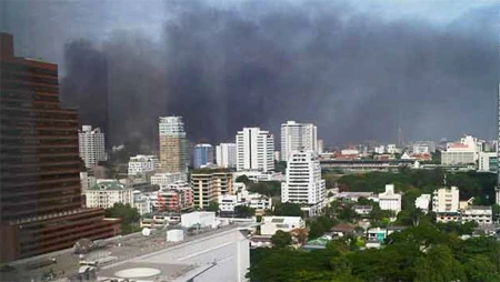 Khói lửa ngút trời ở Bangkok ảnh 1