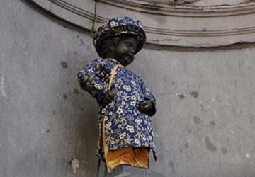 Trao tặng áo dài khăn xếp của VN cho Manneken-Pis ảnh 1