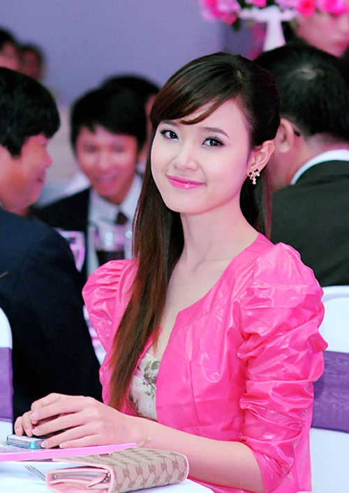 Hot girl Midu xinh như công chúa ảnh 1