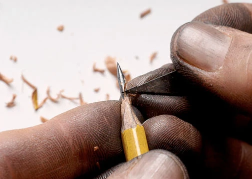 Điêu khắc siêu nhỏ trên... ruột bút chì ảnh 1