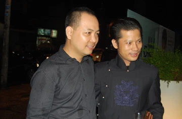 Anh Hùng Cửu Long chụp hình lưu niệm cùng anh Minh (một trong những người chủ quán FB). Ảnh: Huyền Vi