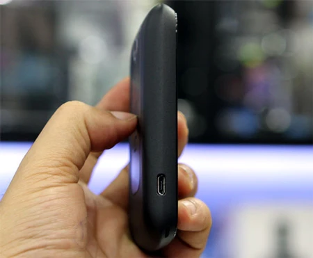 Đập hộp HTC Explorer chính hãng giá dưới 6 triệu ảnh 3