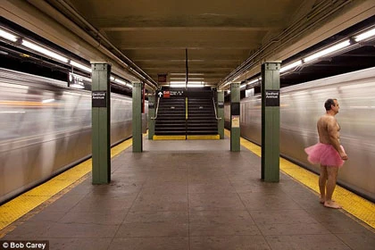 Bộ ảnh độc của người đàn ông mặc váy hồng ảnh 6