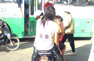 Chở 5 lại còn trêu ghẹo người đi đường ảnh 1