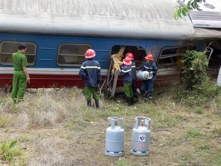 Xe ben tông tàu hỏa, ba toa tàu bị lật ảnh 6 Xe ben tông tàu hỏa, ba toa tàu bị lật ảnh 6