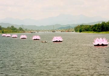 Thắp sáng bảy đóa sen khổng lồ trên sông Hương ảnh 1 Thắp sáng bảy đóa sen khổng lồ trên sông Hương ảnh 1