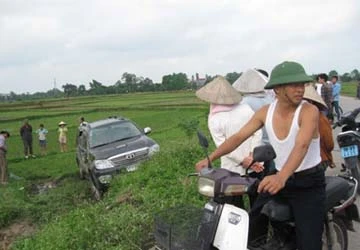 Xe biển số nước ngoài lao xuống ruộng lúa ảnh 2