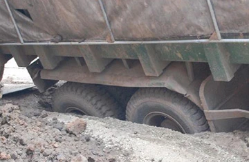 Xe tải lật nghiêng vì "trúng bẫy" đào đường ảnh 1