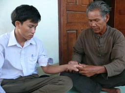 Một bậc thầy trị rắn độc cắn ảnh 1