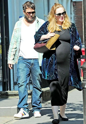 Adele 'bế' bụng bầu ra phố ảnh 2 Adele 'bế' bụng bầu ra phố ảnh 2