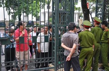 Tường thuật trực tiếp phiên xử Nguyễn Đức Nghĩa, kẻ giết và chặt đầu người yêu - Phần 1 ảnh 1