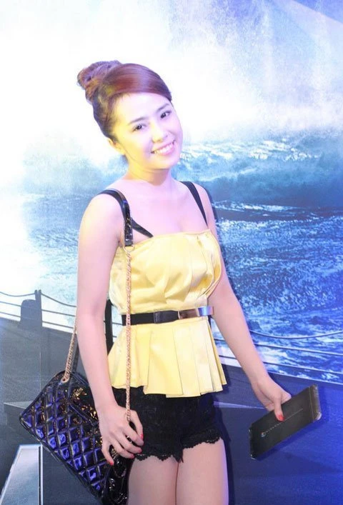 Quỳnh Nga mặc quần ren phản cảm đi xem phim ảnh 1