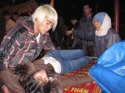 Lễ khai Ấn đền Trần: Hỗn loạn, hàng chục người ngất xỉu ảnh 11