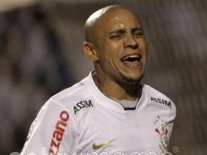 Carlos ghi bàn thắng "kinh điển" từ chấm phạt góc ảnh 1