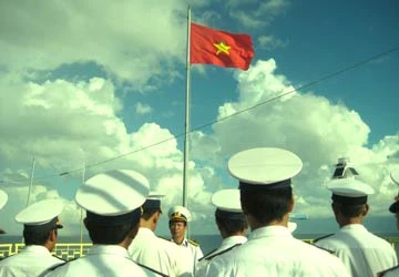 Quốc ca vang lên giữa biển khơi ảnh 1