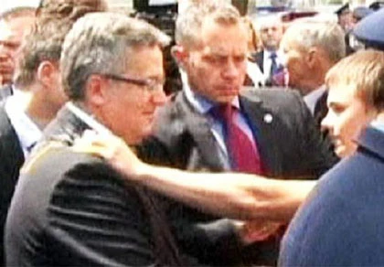 Tổng thống Ba Lan bị ném trứng sống ảnh 1