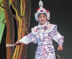 Dù làm live show trong lúc sức khỏe vẫn còn yếu nhưng nghệ sĩ Thanh Sang vẫn kiên quyết hát thật vì không muốn lừa khán giả. Ảnh: HB