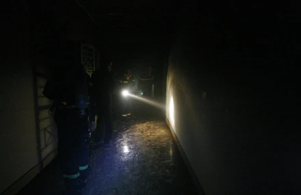 Cận cảnh cứu người ở chung cư Hà Nội bị hoả hoạn ảnh 7 Cận cảnh cứu người ở chung cư Hà Nội bị hoả hoạn ảnh 7