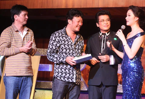 Tranh của Quang Dũng bán được 10 nghìn USD ảnh 3