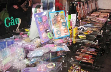 Hàng kích dục được bày bán công khai (Ảnh chụp ngày 12-11)