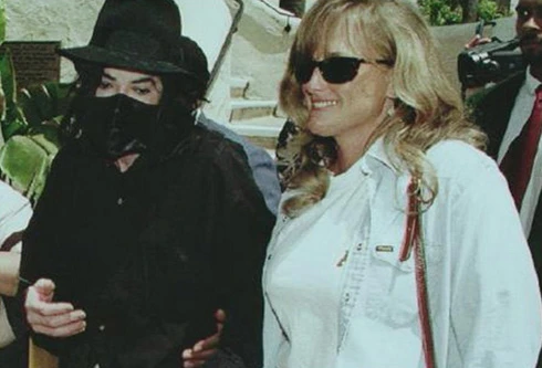 Năm 1996, Jackson tuyên bố, y tá của anh Debbie Rowe đang mang thai đứa con của hai người. 10 ngày sau tuyên bố đó, họ kết hôn. Họ có hai đứa con và ly dị năm 1999.