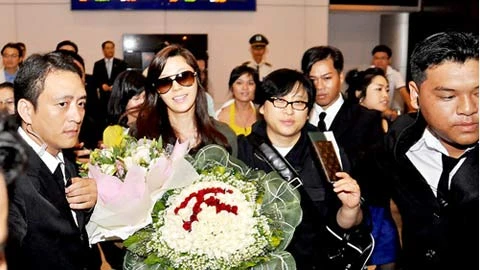 Vệ sĩ hộ tống sao nổi tiếng trong vòng vây các fan. (Kim Han Nul được hộ tống khi đến TP.HCM).
