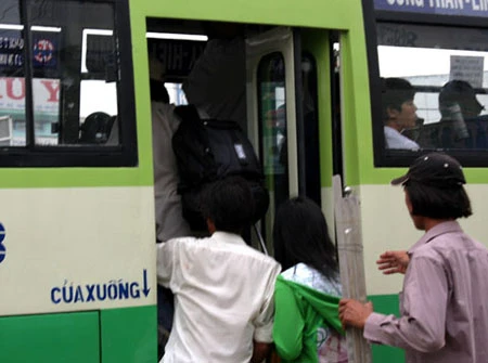 Đạo chích hoành hành trên xe buýt tại TP HCM ảnh 1