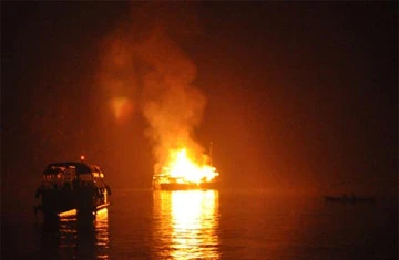 Tàu du lịch bốc cháy rồi chìm trên vịnh Hạ Long ảnh 2