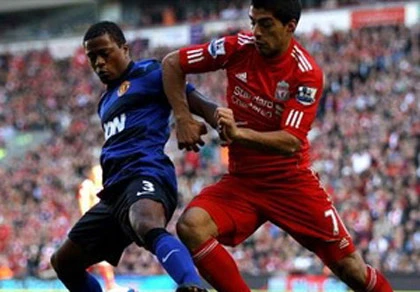 Patrice Evra và Luis Suarez bị bắt phải làm hòa ảnh 1