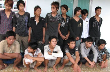 Bắt băng trấn lột bằng kim tiêm ảnh 1