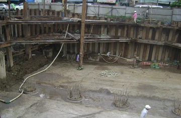 Một đoạn đường chui đã thi công xong. Ảnh: LƯU ĐỨC