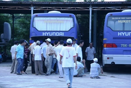 Hàng chục tài xế kéo tới công ty đòi tiền đặt cọc ảnh 1