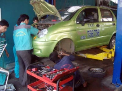 Tại các gara ô tô thợ làm không hết việc trong những ngày giáp Tết. Tại các gara ô tô thợ làm không hết việc trong những ngày giáp Tết.