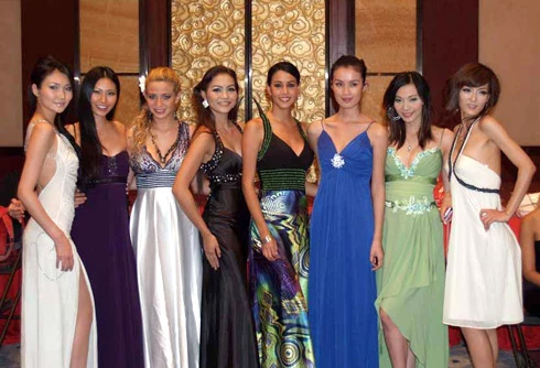 Các thí sinh tại buổi họp báo.